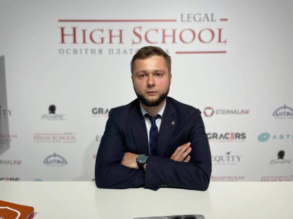 Адвокат АО «Barristers» Богдан Забара розповів слухачам Legal High School які проєкти документів повинні бути у кейсі адвоката для оперативного надання правової допомоги