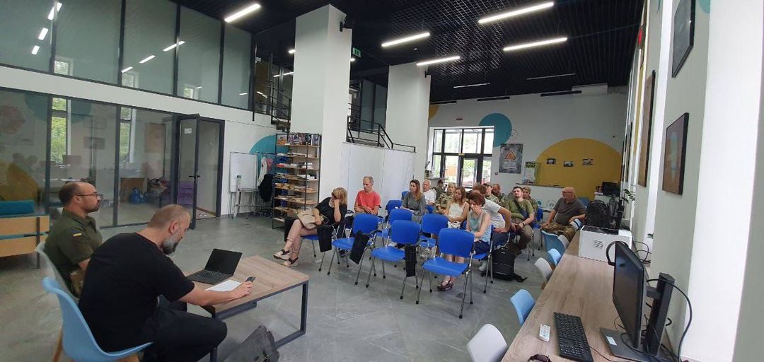За організації Vcentri Hub: Оболонь адвокати Адвокатське об’єднання  «Barristers» та бійці Навчальний Центр Легіон Д Виктор Яценко та Vadim Kolokolnikov провели зустріч із мешканцями району